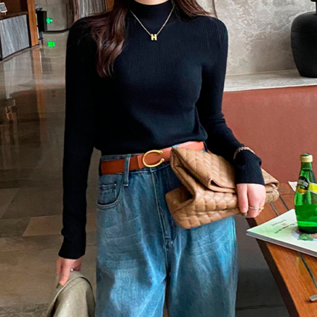 HALF-NECK AND LONG-SLEEVED BLOUSE